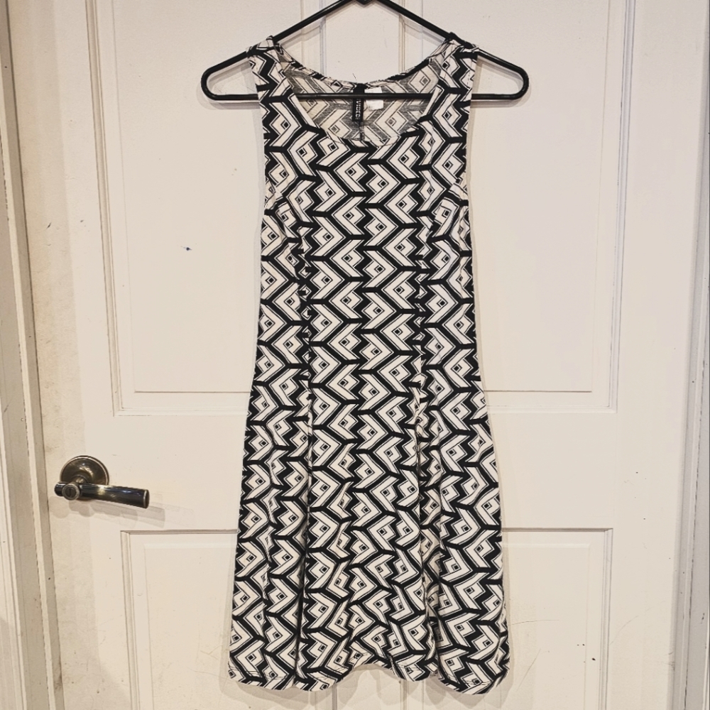 Sleeveless dress with geometric print